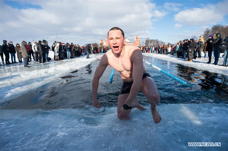 (SP)LITHUANIA-TRAKAI-WINTER SWIMMING RACE