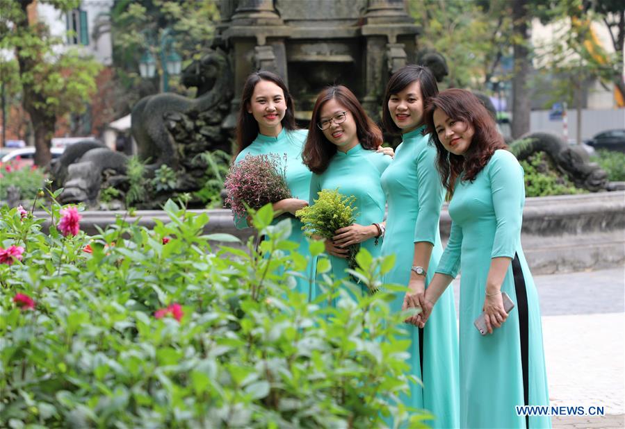 VIETNAM-HANOI-WOMAN-AO DAI