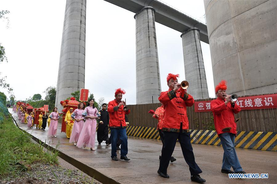 CHINA-CHONGQING-WORKERS-GROUP WEDDING (CN)