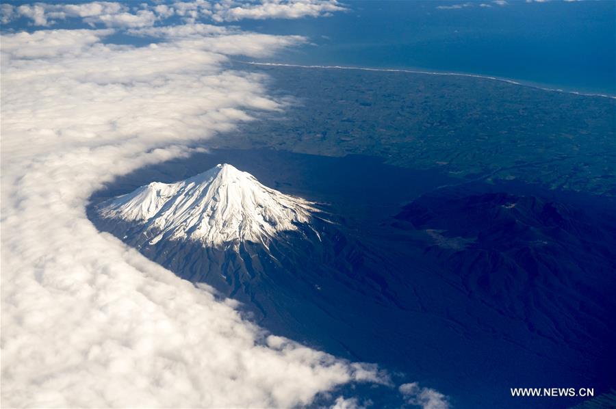 NEW ZEALAND-NEW PLYMOUTH-MT TARANAKI-SCENERY