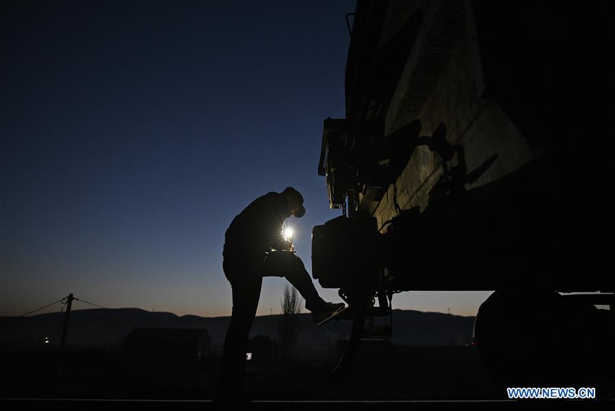 Xinhua Headlines: Guarding a 36-km railway line with love