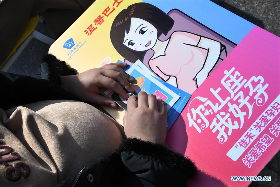 CHINA-QINGDAO-INTERNATIONAL WOMEN'S DAY-PREGNANT PASSENGERS-GIFTS (CN)