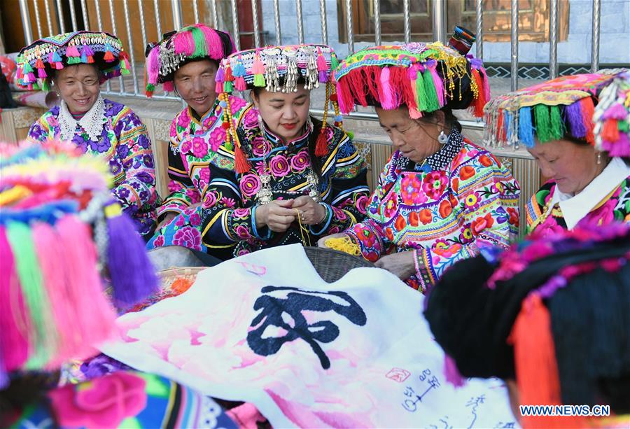 CHINA-YUNNAN-KUNMING-EMBROIDERY (CN)