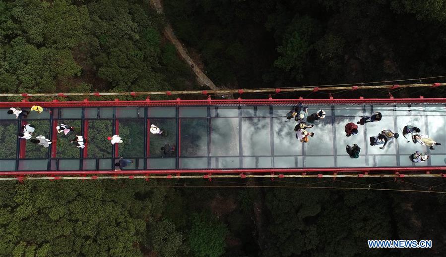 YUNNAN-LIJIANG-GLASS SKYWALK-TOURISM (CN)