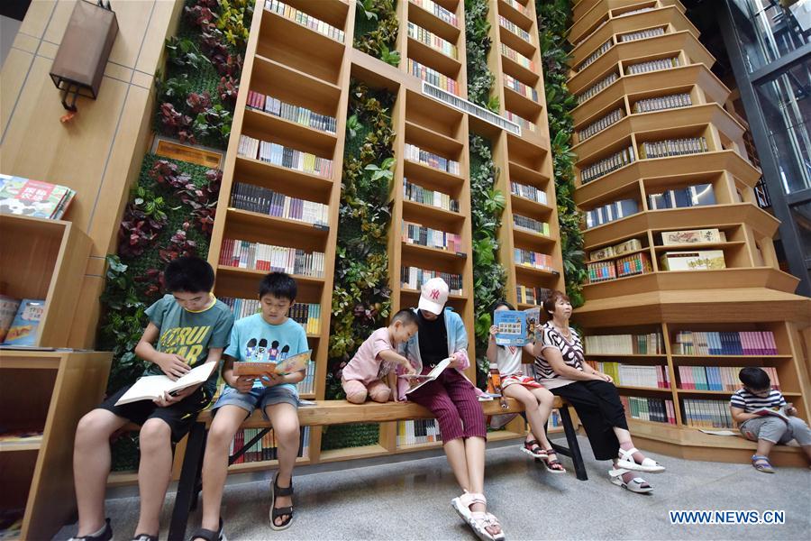 CHINA-HEBEI-DINGZHOU-BOOKSTORE-READING (CN)