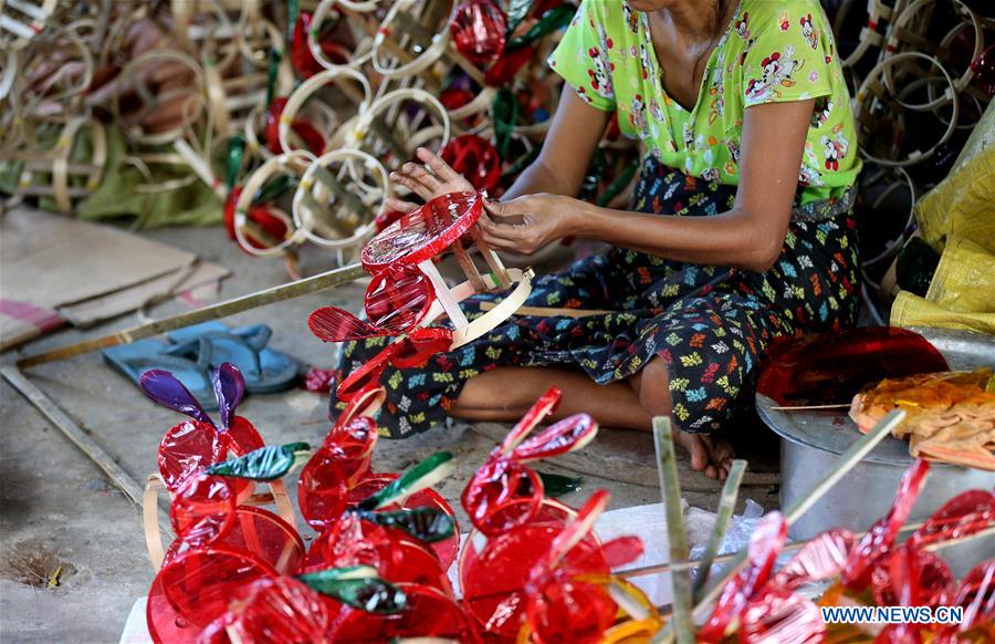 MYANMAR-YANGON-FESTIVAL-LANTERN MARKET