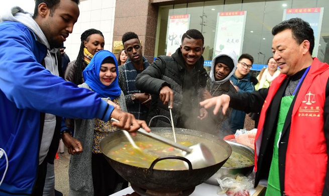 Foreign students get taste of Laba Festival in E China's Jiangsu