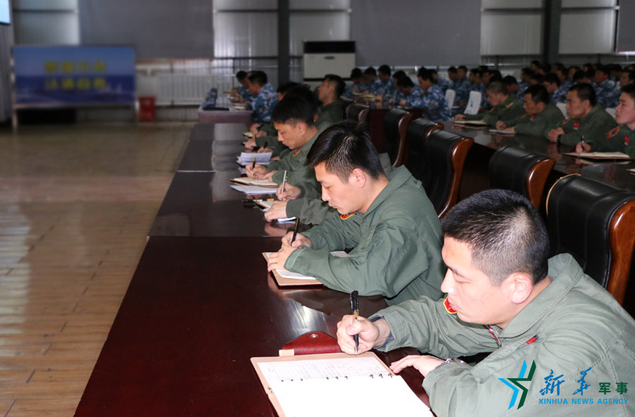 ↑資料圖片：張超參加戰(zhàn)斗機(jī)團(tuán)《改革強(qiáng)軍主題教育》授課現(xiàn)場。