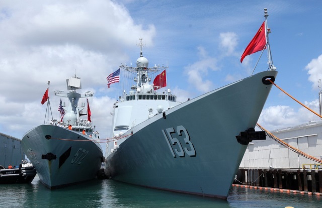 停泊珍珠港碼頭的中國海軍艦艇編隊導彈驅(qū)逐艦西安艦（右）和導彈護衛(wèi)艦衡水艦。