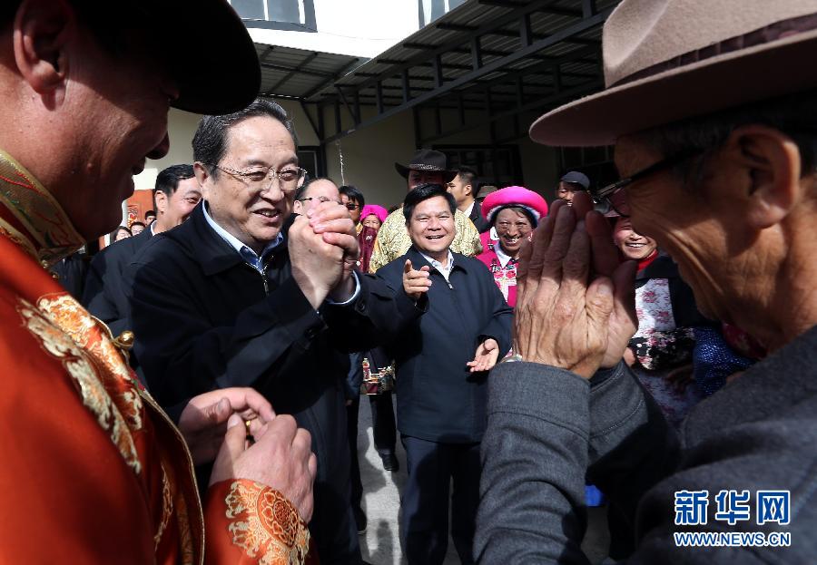 這是5月16日，俞正聲在香格里拉縣建塘鎮(zhèn)金龍社區(qū)與居民們親切交談。 新華社記者 劉衛(wèi)兵 攝