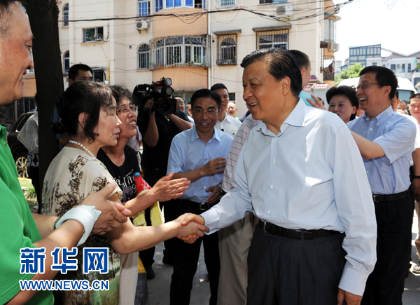 這是7月22日，劉云山在上海市普陀區(qū)桃浦鎮(zhèn)蓮花公寓居委會調(diào)研時同社區(qū)居民親切握手。新華社記者 饒愛民 攝