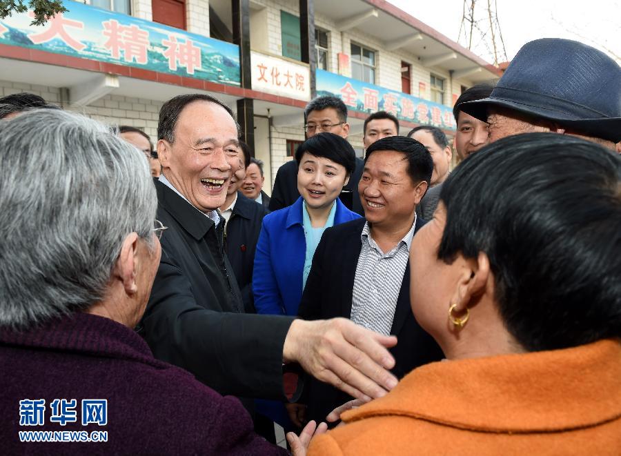 3月27日至28日，中共中央政治局常委、中央紀(jì)委書(shū)記王岐山到河南省調(diào)研，并主持召開(kāi)座談會(huì)。這是3月27日王岐山在河南林州姚村鎮(zhèn)馮家口村同村民親切交談。 新華社記者 饒愛(ài)民 攝