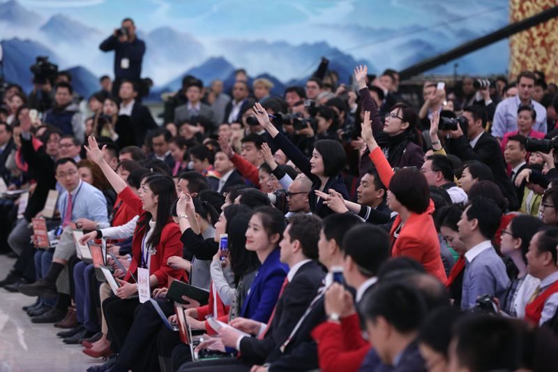 3月15日，國(guó)務(wù)院總理李克強(qiáng)在北京人民大會(huì)堂與中外記者見面，并回答記者提問。這是記者舉手爭(zhēng)取提問機(jī)會(huì)。 新華社記者 才揚(yáng) 攝