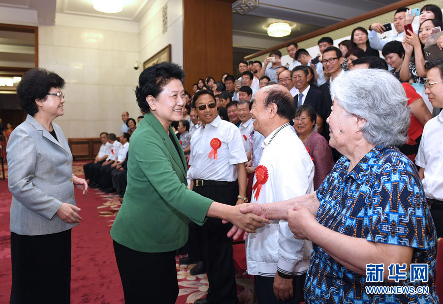 6月16日，中共中央政治局委員、國務(wù)院副總理劉延?xùn)|在北京看望出席中國人口福利基金會成立30周年座談會的歷屆“中華人口獎”獲獎?wù)叽?。新華社記者 饒愛民 攝