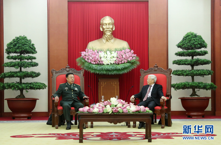 6月18日，在越南首都河內(nèi)，正在越南訪問的中央軍委副主席范長龍（左）會(huì)見越共中央總書記阮富仲。 新華社發(fā)（李曉偉攝） 