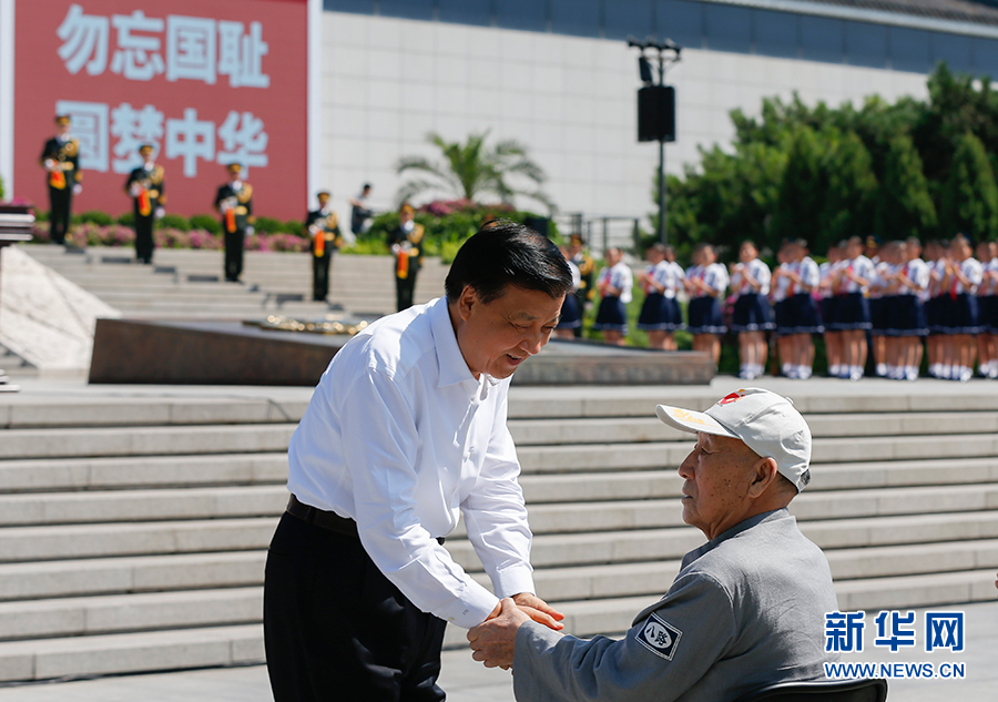 7月7日，紀(jì)念全民族抗戰(zhàn)爆發(fā)80周年儀式在中國(guó)人民抗日戰(zhàn)爭(zhēng)紀(jì)念館舉行。中共中央政治局常委、中央書(shū)記處書(shū)記劉云山出席儀式并講話。這是儀式開(kāi)始前，劉云山與老八路代表握手。新華社記者崔新鈺攝