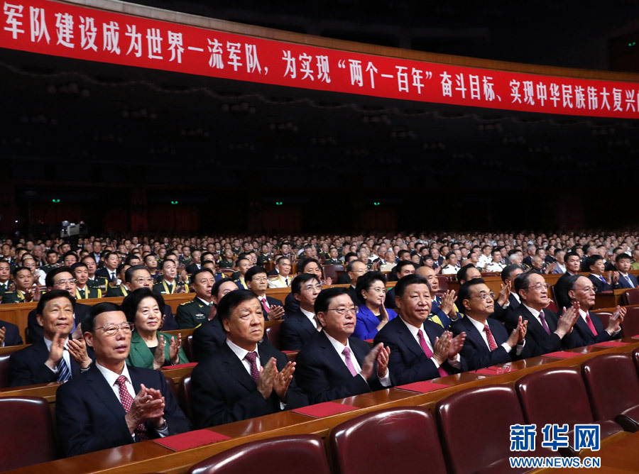 7月28日，慶祝中國(guó)人民解放軍建軍90周年文藝晚會(huì)《在黨的旗幟下》在北京人民大會(huì)堂舉行。中共中央總書記、國(guó)家主席、中央軍委主席習(xí)近平和李克強(qiáng)、張德江、俞正聲、劉云山、王岐山、張高麗等黨和國(guó)家領(lǐng)導(dǎo)人，與首都3000多名各界群眾一起觀看演出。新華社記者 馬占成 攝