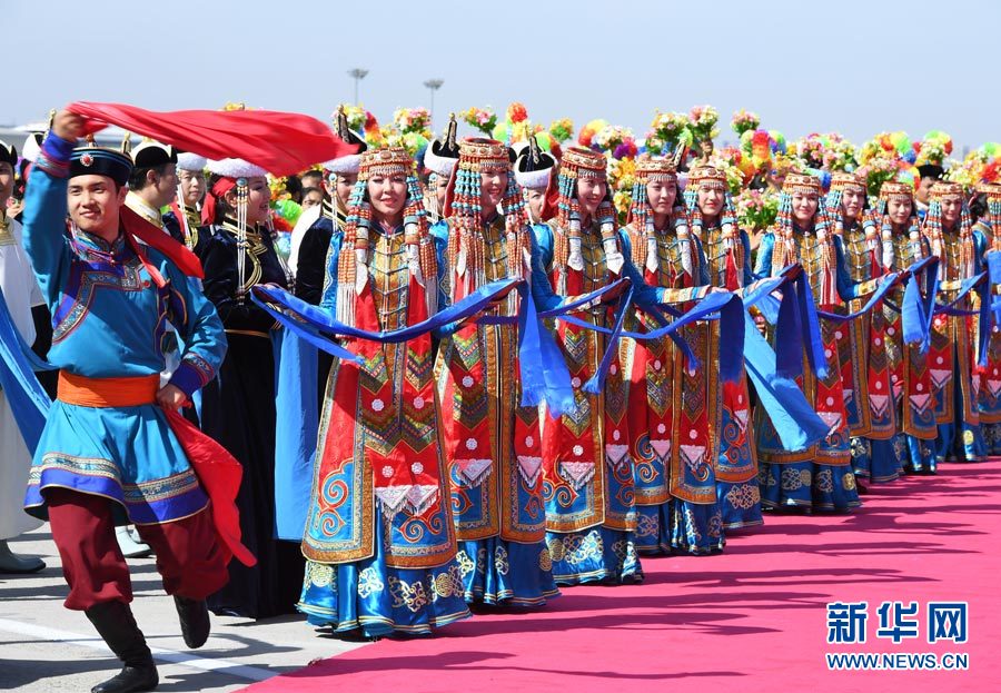 8月7日，以中共中央政治局常委、全國政協(xié)主席俞正聲為團(tuán)長(zhǎng)的中央代表團(tuán)飛抵呼和浩特，出席內(nèi)蒙古自治區(qū)成立70周年慶?；顒?dòng)。中央代表團(tuán)在機(jī)場(chǎng)受到內(nèi)蒙古各族群眾的熱烈歡迎。新華社記者 張領(lǐng) 攝