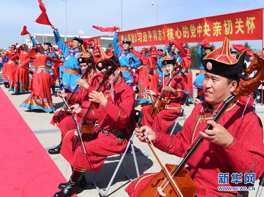 8月7日，以中共中央政治局常委、全國政協(xié)主席俞正聲為團(tuán)長(zhǎng)的中央代表團(tuán)飛抵呼和浩特，出席內(nèi)蒙古自治區(qū)成立70周年慶?；顒?dòng)。中央代表團(tuán)在機(jī)場(chǎng)受到內(nèi)蒙古各族群眾的熱烈歡迎。新華社記者 張領(lǐng) 攝