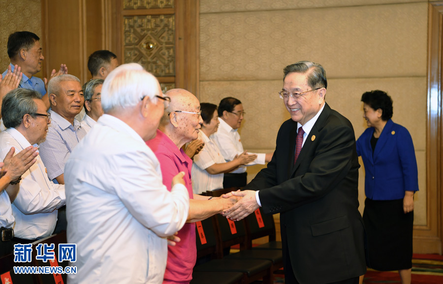 8月7日，中共中央政治局常委、全國政協(xié)主席、中央代表團(tuán)團(tuán)長俞正聲在內(nèi)蒙古新城賓館會(huì)見內(nèi)蒙古自治區(qū)離退休老同志和各族各界群眾代表，并與他們合影留念。新華社記者 張領(lǐng) 攝