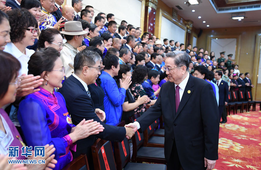 8月7日，中共中央政治局常委、全國政協(xié)主席、中央代表團(tuán)團(tuán)長俞正聲在內(nèi)蒙古新城賓館會(huì)見內(nèi)蒙古自治區(qū)離退休老同志和各族各界群眾代表，并與他們合影留念。新華社記者 張領(lǐng) 攝