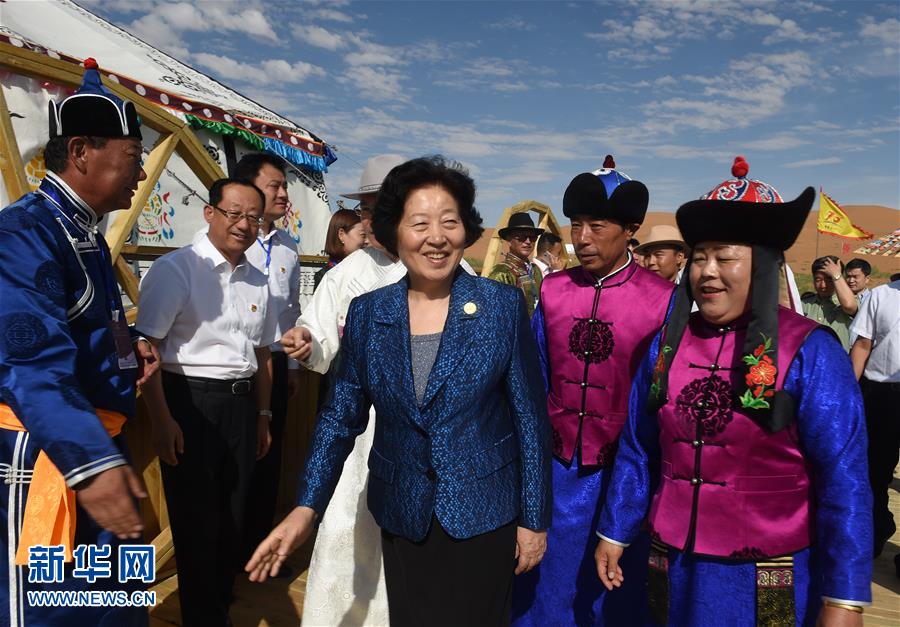 8月10日，中共中央政治局委員、中央統(tǒng)戰(zhàn)部部長、中央代表團(tuán)副團(tuán)長孫春蘭率中央代表團(tuán)三分團(tuán)繼續(xù)在內(nèi)蒙古自治區(qū)阿拉善盟看望慰問，把以習(xí)近平同志為核心的黨中央的親切關(guān)懷和全國各族人民的美好祝福帶給阿拉善各族各界干部群眾。這是孫春蘭在牧民張輝生（右二）家了解生產(chǎn)生活情況。新華社記者 任軍川 攝