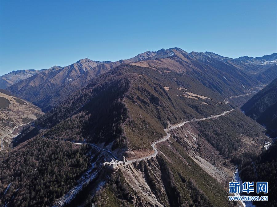 （圖文互動(dòng)·新華全媒頭條）（1）讓農(nóng)民致富奔小康的道路越走越寬廣——黨的十八大以來(lái)以習(xí)近平同志為核心的黨中央關(guān)心農(nóng)村公路發(fā)展紀(jì)實(shí)