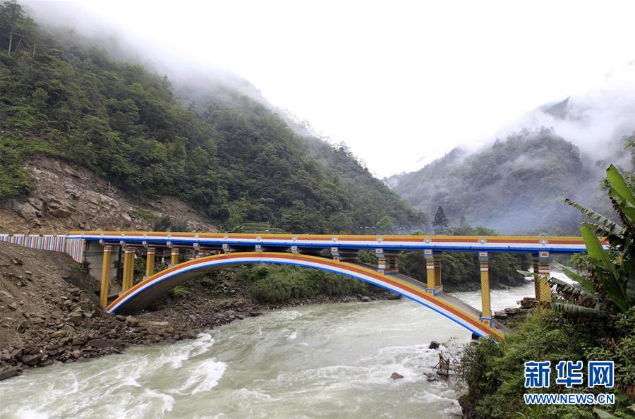 （圖文互動(dòng)·新華全媒頭條）（4）讓農(nóng)民致富奔小康的道路越走越寬廣——黨的十八大以來(lái)以習(xí)近平同志為核心的黨中央關(guān)心農(nóng)村公路發(fā)展紀(jì)實(shí)