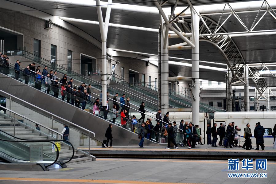 （經(jīng)濟(jì)）（3）4月10日起全國鐵路實行新列車運(yùn)行圖               