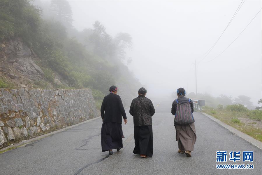 （圖文互動）（10）特寫：“八一”禮物，飛向云端哨所