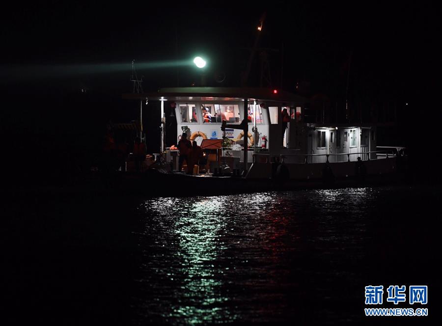 （重慶公交車墜江事故·圖文互動）（2）夜幕降臨，重慶萬州公交客車墜江事故救援工作仍在進(jìn)行中