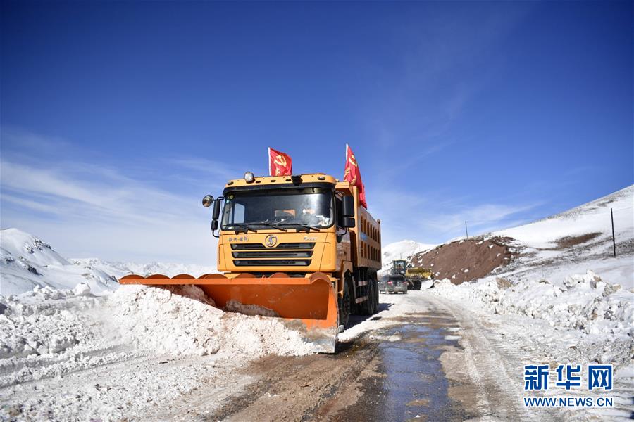 （新華全媒頭條·圖文互動）（1）風雪中傳遞溫暖的力量——記青海干部群眾抗擊玉樹雪災