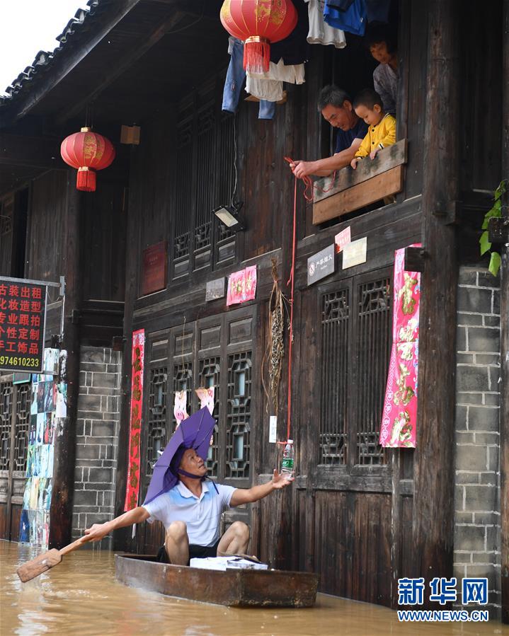 （抗洪搶險·圖文互動）（5）洪水來時，那暖心的民間救援