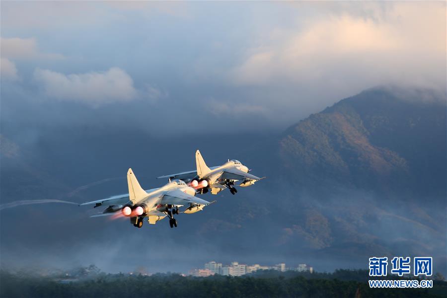 （新華全媒頭條·圖文互動）（2）沿著中國特色強(qiáng)軍之路闊步前進(jìn)——黨中央、中央軍委領(lǐng)導(dǎo)推進(jìn)國防和軍隊建設(shè)70年紀(jì)實