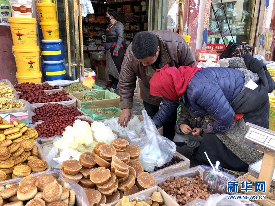 （新春走基層·圖文互動）（1）“只要備好年貨，新的一年就可以風調(diào)雨順”——臘月藏區(qū)年貨市場見聞