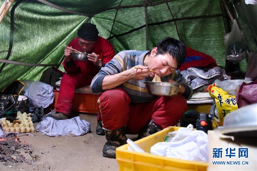 （新春走基層·圖文互動）（6）大漠中，一頂帳篷守歲五年