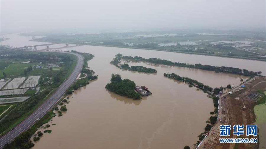 （防汛抗洪·圖文互動）（1）洪水來襲，銅鑼聲在千年古鎮(zhèn)的雨夜響起