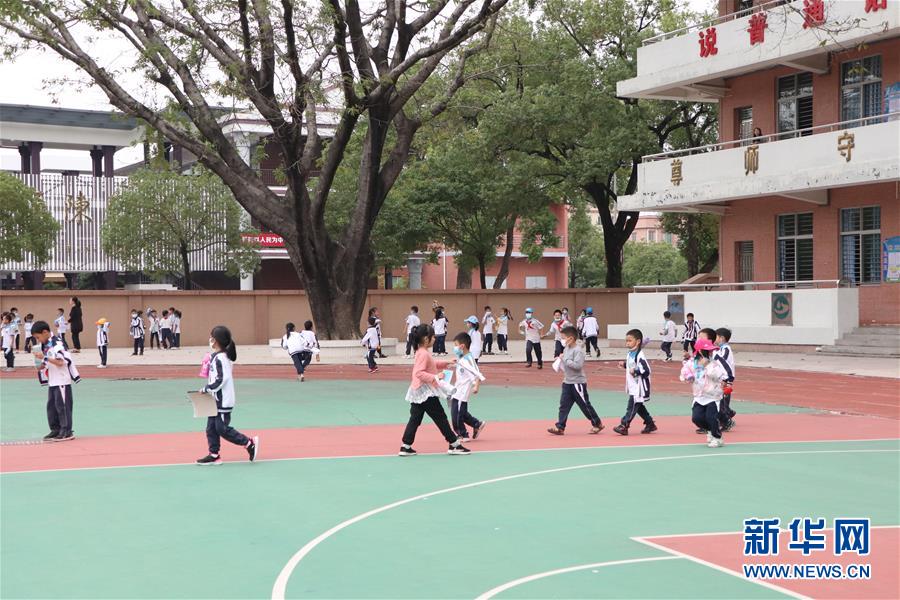 （全面建成小康社會(huì)“百城千縣萬(wàn)村調(diào)研行”·圖文互動(dòng)）（4）產(chǎn)業(yè)強(qiáng)起來(lái) 精神富起來(lái)——廣東潢涌“落后地”變“明星村”的小康之路