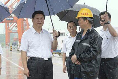 習近平冒雨考察武漢新港