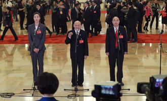 魏秋月、孟廣祿、薛晨陽代表接受采訪