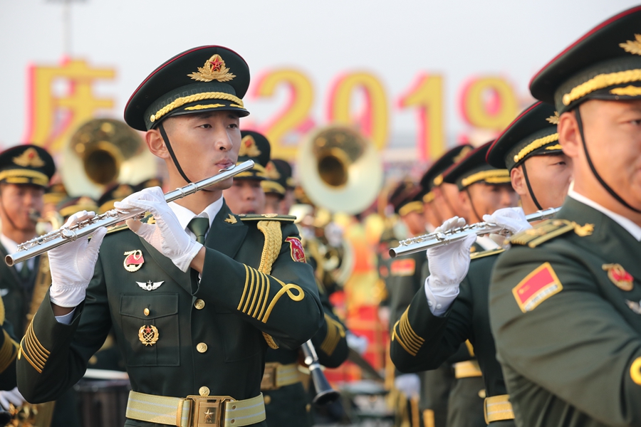 解放軍聯(lián)合軍樂團在廣場就位后進行準備工作和試奏。據(jù)了解，解放軍聯(lián)合軍樂團此次演奏是從開國大典至今歷次閱兵以來演奏曲目最多的一次，不少曲目是為此次閱兵量身打造的全新作品，此次也是歷次女演奏員最多的一次。