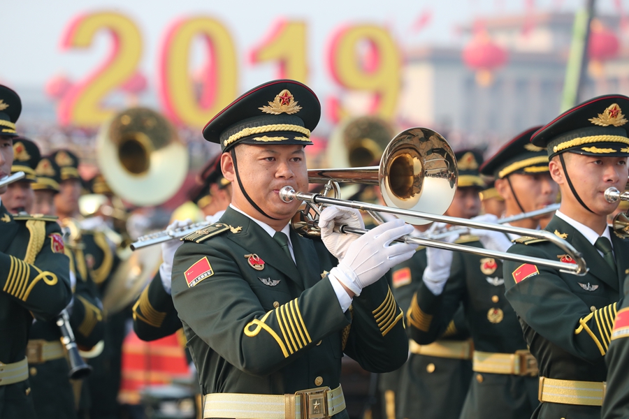 解放軍聯(lián)合軍樂團在廣場就位后進行準備工作和試奏。據(jù)了解，解放軍聯(lián)合軍樂團此次演奏是從開國大典至今歷次閱兵以來演奏曲目最多的一次，不少曲目是為此次閱兵量身打造的全新作品，此次也是歷次女演奏員最多的一次。