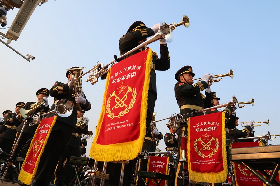 解放軍聯(lián)合軍樂團在廣場就位后進行準備工作和試奏。據(jù)了解，解放軍聯(lián)合軍樂團此次演奏是從開國大典至今歷次閱兵以來演奏曲目最多的一次，不少曲目是為此次閱兵量身打造的全新作品，此次也是歷次女演奏員最多的一次。