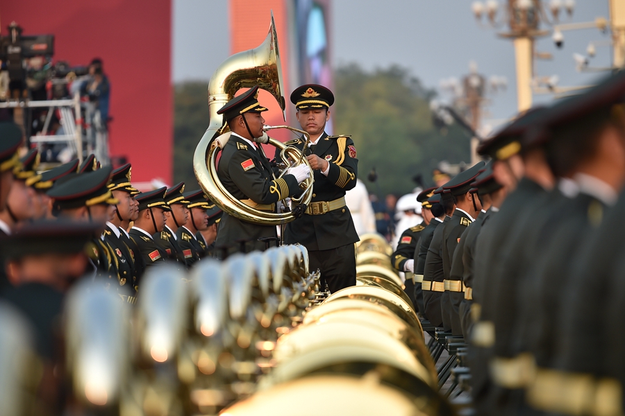 解放軍聯(lián)合軍樂團在廣場就位后進行準備工作和試奏。據(jù)了解，解放軍聯(lián)合軍樂團此次演奏是從開國大典至今歷次閱兵以來演奏曲目最多的一次，不少曲目是為此次閱兵量身打造的全新作品，此次也是歷次女演奏員最多的一次。