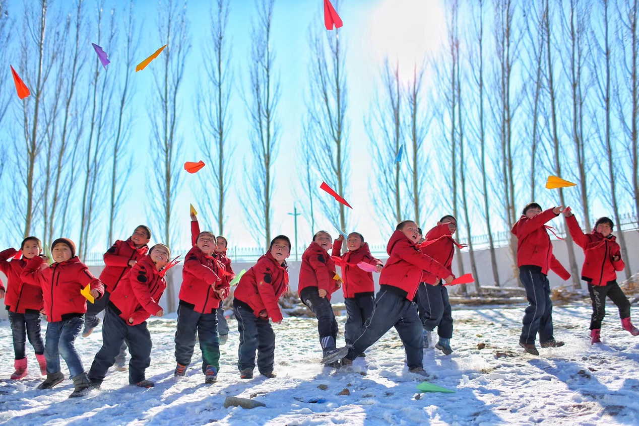 2017年11月15日， “多一克溫暖”公益行動(dòng)走進(jìn)北疆地區(qū)，實(shí)現(xiàn)了從物質(zhì)捐贈(zèng)到“物質(zhì)+精神”溫暖的升級(jí)。 “體操冠軍”楊威、好妹妹樂隊(duì)等傾情加盟，不僅為孩子們帶來加厚羽絨服和御寒物資，還準(zhǔn)備了溫暖的課堂。