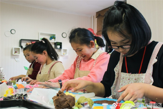 在北京，孩子們上了一節(jié)別開生面的廚藝課——手工DIY餅干。孩子們腦洞大開親自上手，從制作到出爐不僅留下了噴香的餅干，還留下了珍貴的回憶。親手做的餅干孩子們舍不得獨(dú)享，成為了回程路上最重要的“伴手禮”