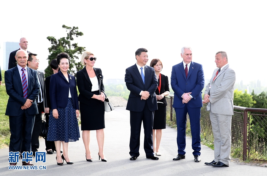 6月17日，中國國家主席習近平和夫人彭麗媛在塞爾維亞總統尼科利奇夫婦陪同下參觀具有悠久歷史的貝爾格萊德卡萊梅格丹公園。 新華社記者 馬占成 攝