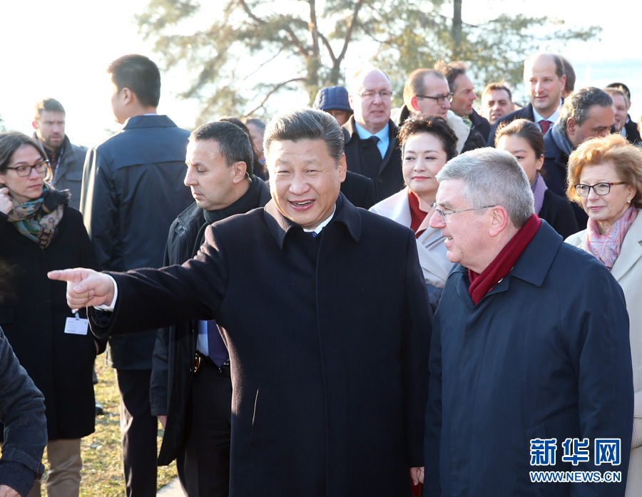 1月18日，國(guó)家主席習(xí)近平在瑞士洛桑國(guó)際奧林匹克博物館會(huì)見(jiàn)國(guó)際奧林匹克委員會(huì)主席巴赫。這是會(huì)見(jiàn)后，習(xí)近平和夫人彭麗媛在巴赫主席夫婦陪同下，參觀國(guó)際奧林匹克博物館。新華社記者 姚大偉 攝