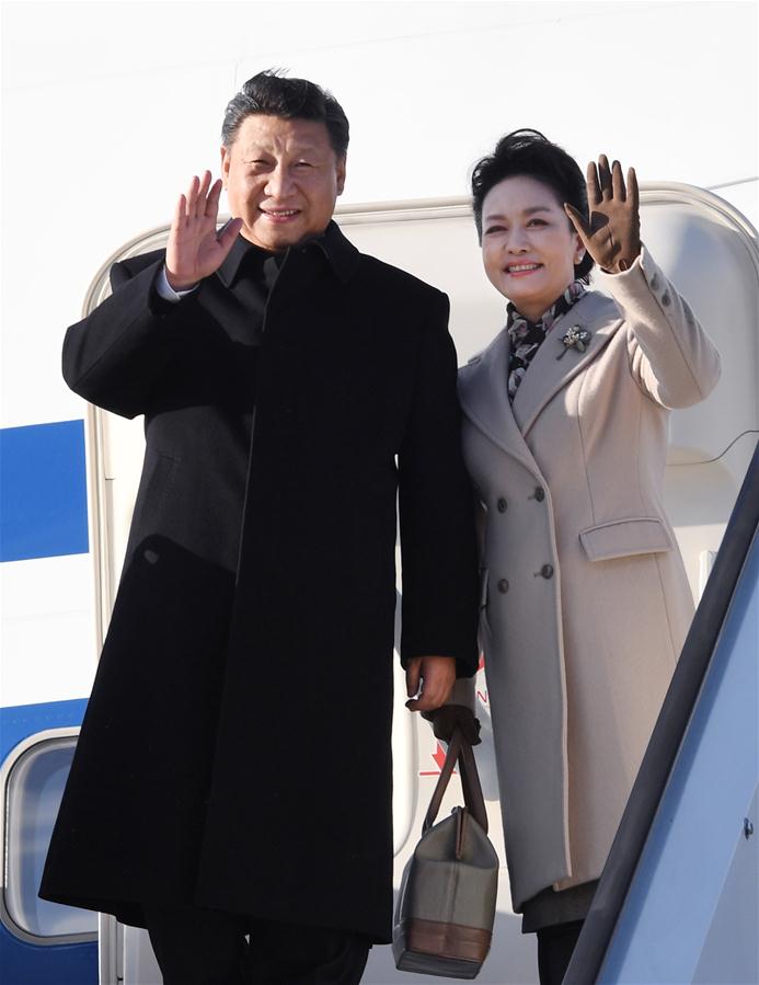 4月4日，國家主席習近平乘專機抵達赫爾辛基，開始對芬蘭共和國進行國事訪問。這是習近平和夫人彭麗媛步出艙門。 新華社記者 饒愛民 攝 