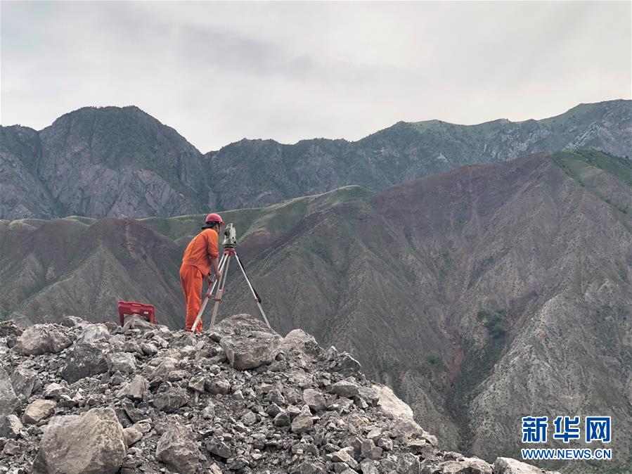 （習(xí)近平出訪(fǎng)配合稿·圖文互動(dòng)）（7）通訊：雪山腳下有條“中國(guó)路”